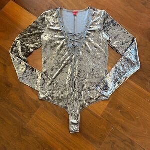 Guess women's laced up silver gray velvet velour plum kitten bodysuit size small